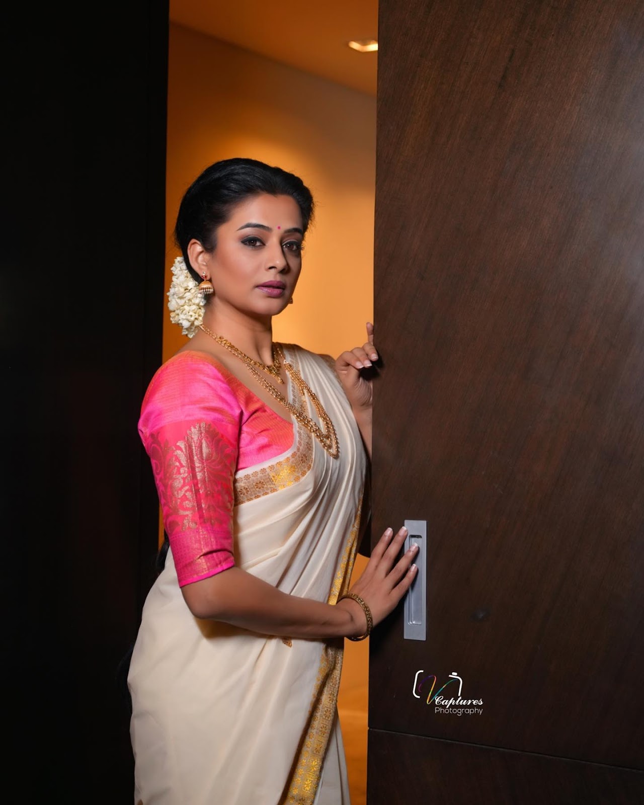 Kerala Actress Priyamani in Onam Special White Saree05